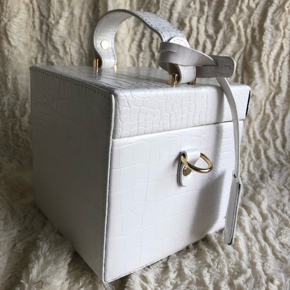 Faux croc leather bag in trunk style - Picture 3 of 6